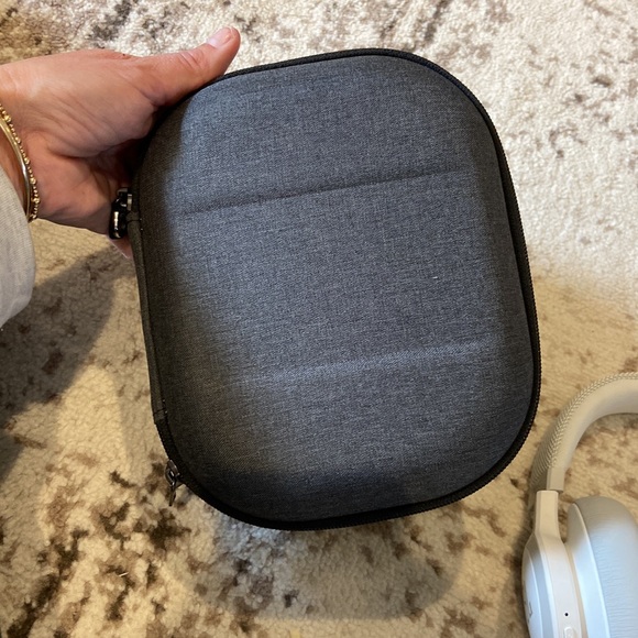 Bluetooth JBL headphones “LIVE650BT” white with hard shell case and cords/bags - Picture 4 of 6